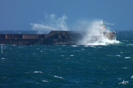 Vague en tête de digue