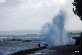 Littoral attaqué par les vagues