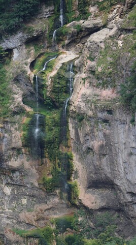 Le monstre de la cascade